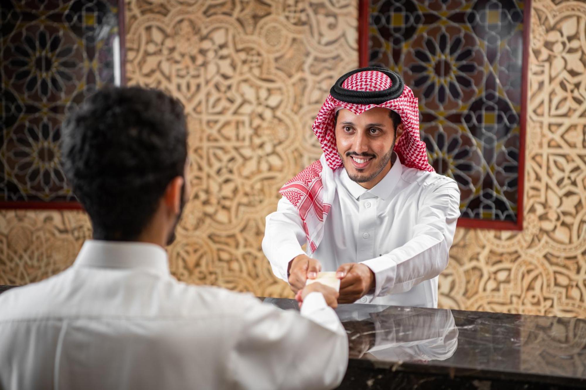 Al Shohada By Palm Rich Makkah Mecca Exterior foto Arab men greeting each other
