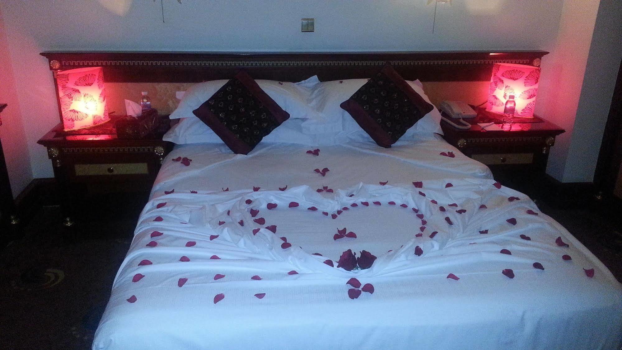 Al Shohada By Palm Rich Makkah Mecca Exterior foto A bed with rose petals