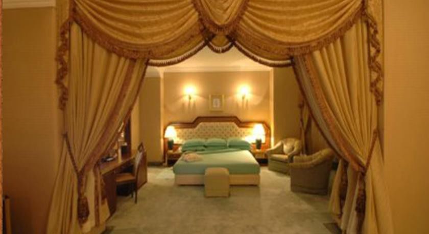 Al Shohada By Palm Rich Makkah Mecca Exterior foto A bedroom at the hotel